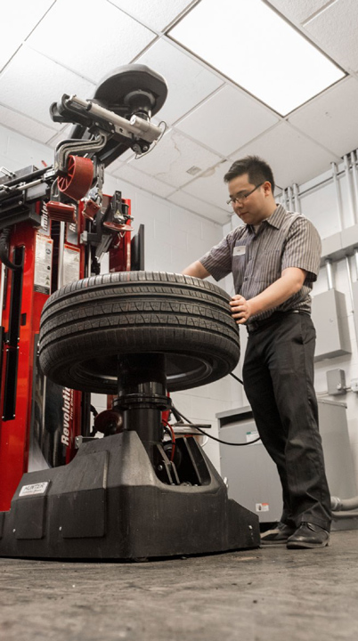 Vehicle lift with mechanic